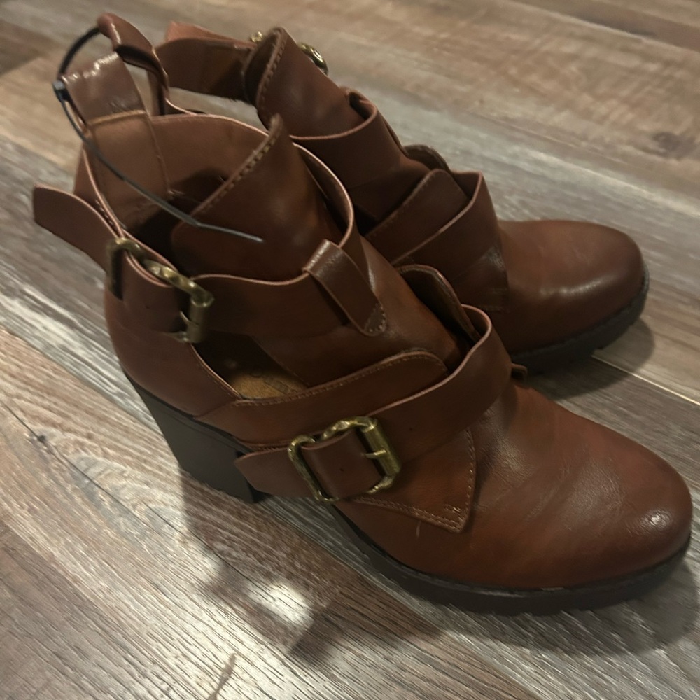 50%offw❤️ Pierre Dumas Ankle Boots Pierre Dumas brown straps 8 ankle shoes NWOT